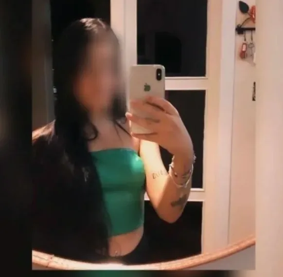 Sandra, 20