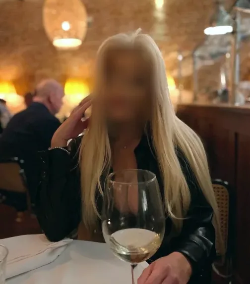 Sandra, 37