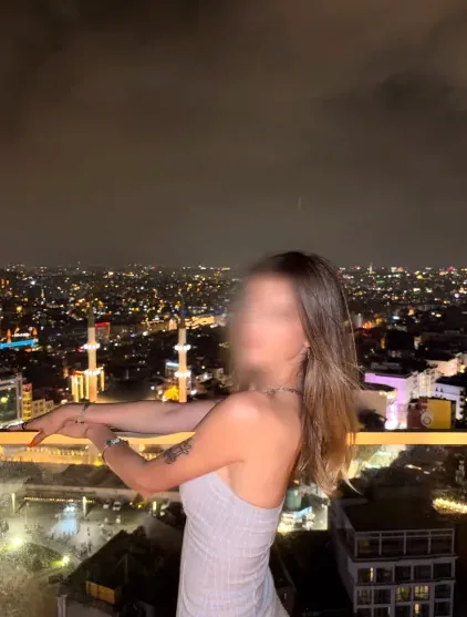 Vivien, 27